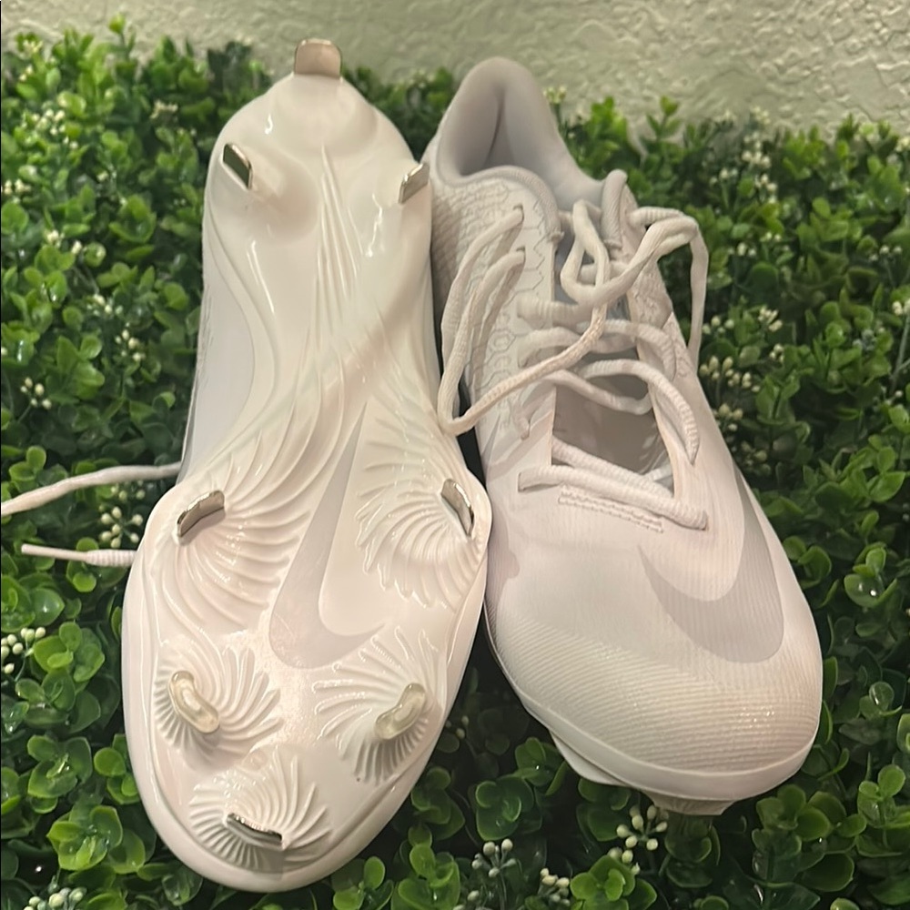 Nike White Athletic Shoes for Enhanced Performance